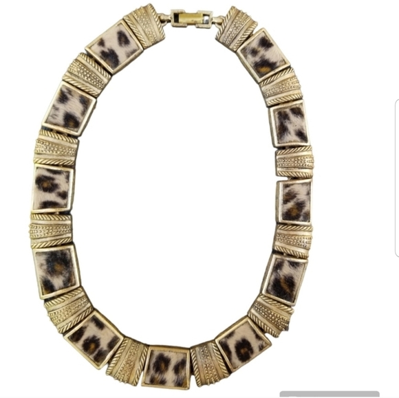 VINTAGE HIGH QUALITY ORNATE MATTE GOLDTONED & FAUX CHEETAH FUR COLLAR NECKLACE - Picture 5 of 6